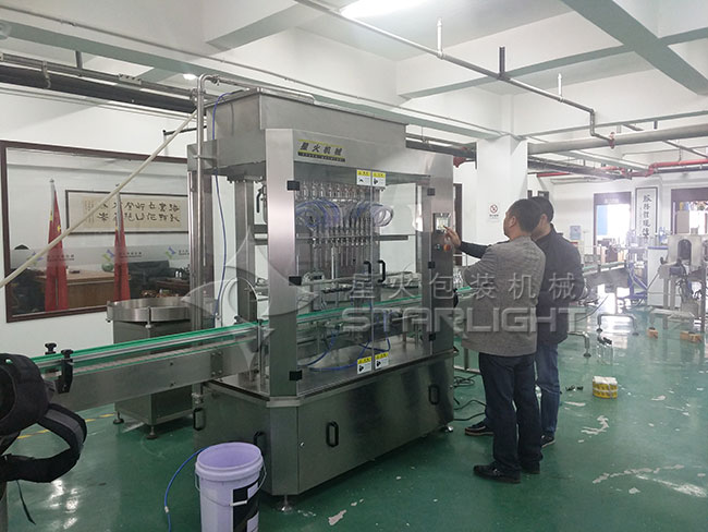 酵素全自動(dòng)灌裝機(jī)廠房?jī)?nèi)展示