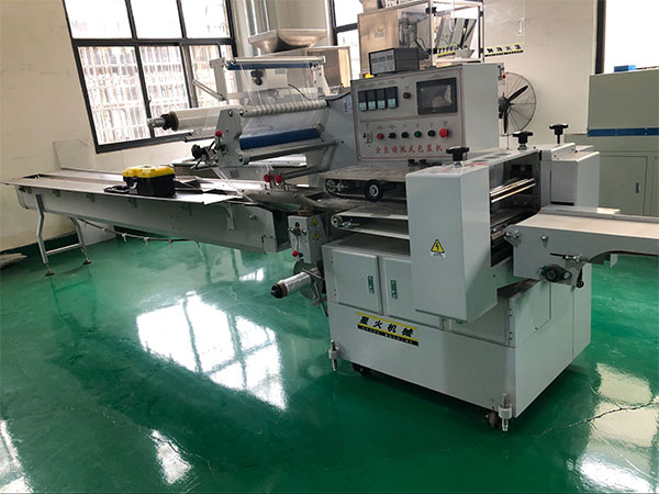 食品全自動包裝機械設(shè)備機展示